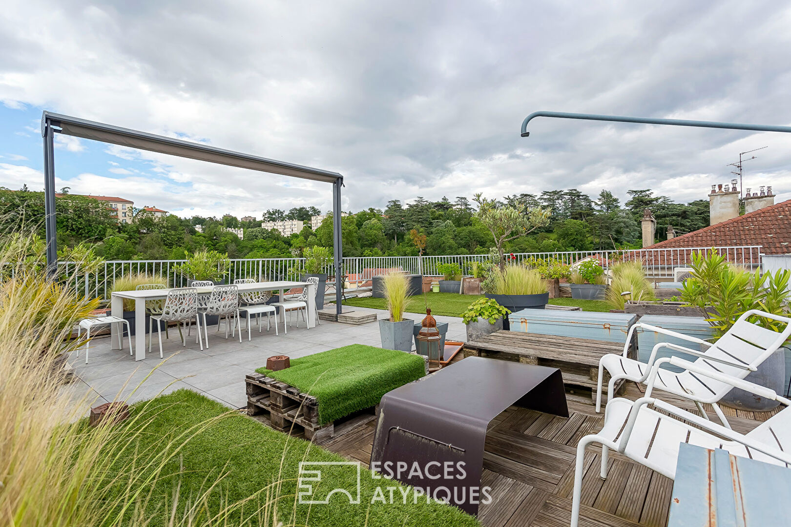 A unique living space, somewhere between a loft and a house, on the outskirts of Lyon.