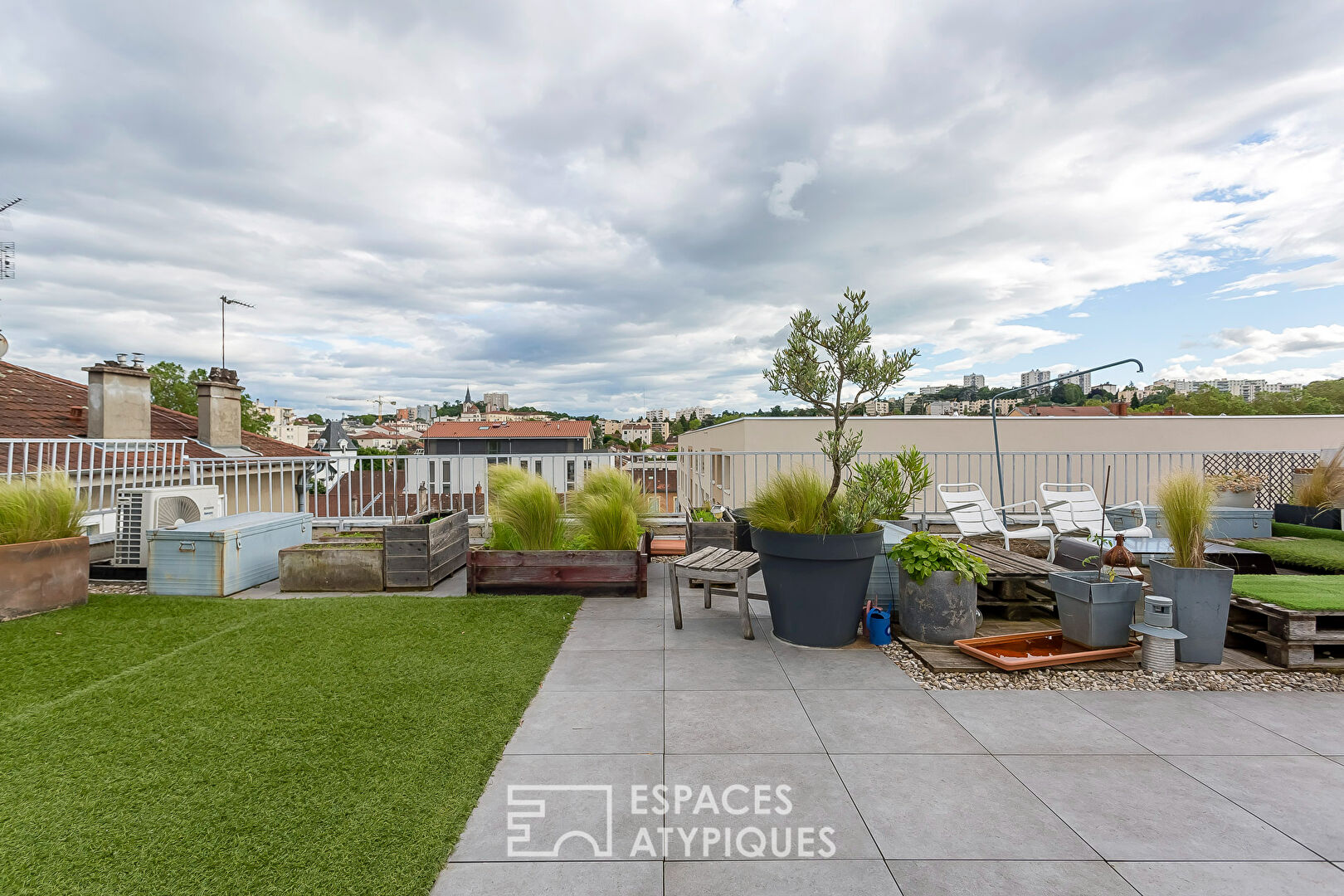 A unique living space, somewhere between a loft and a house, on the outskirts of Lyon.
