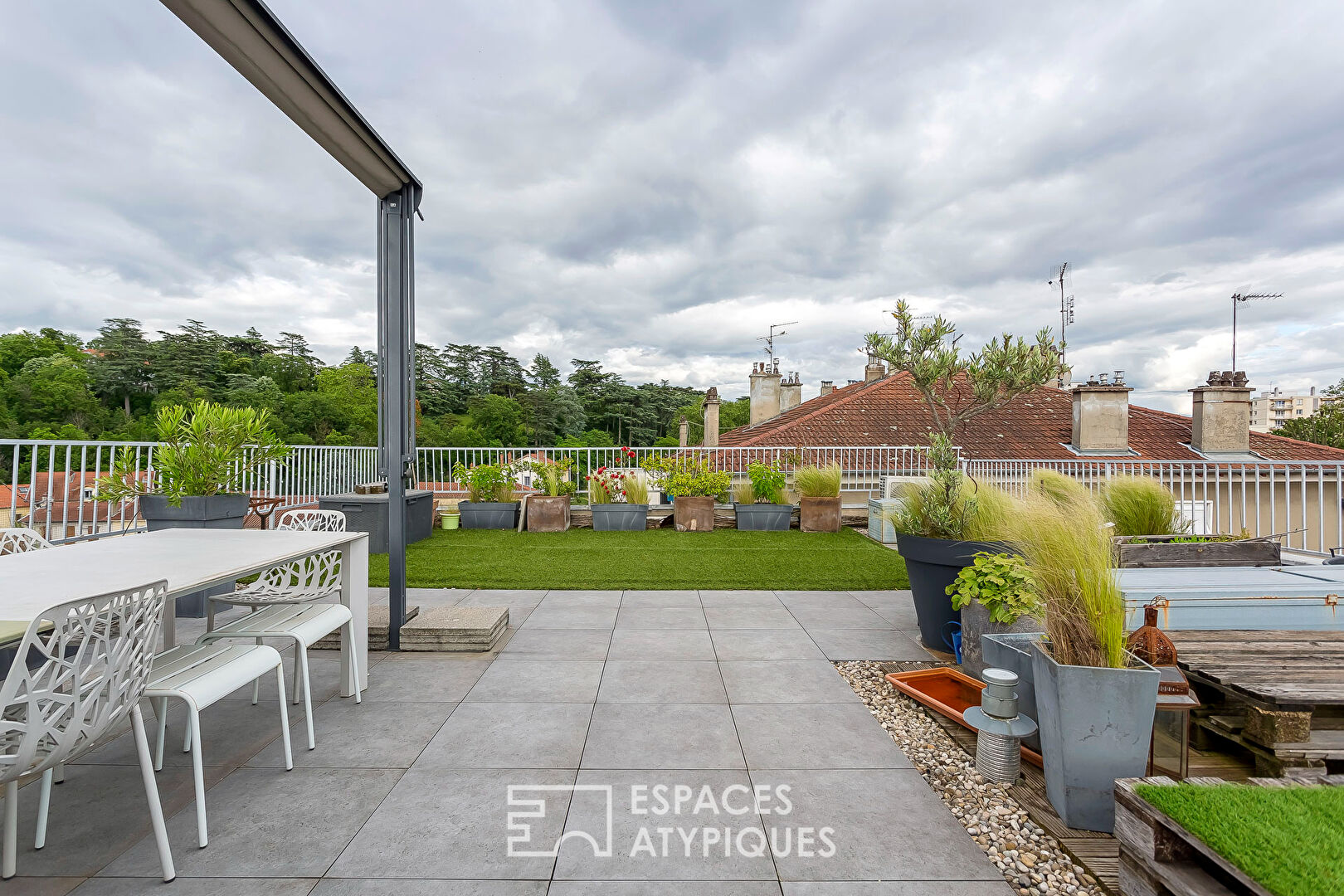 A unique living space, somewhere between a loft and a house, on the outskirts of Lyon.
