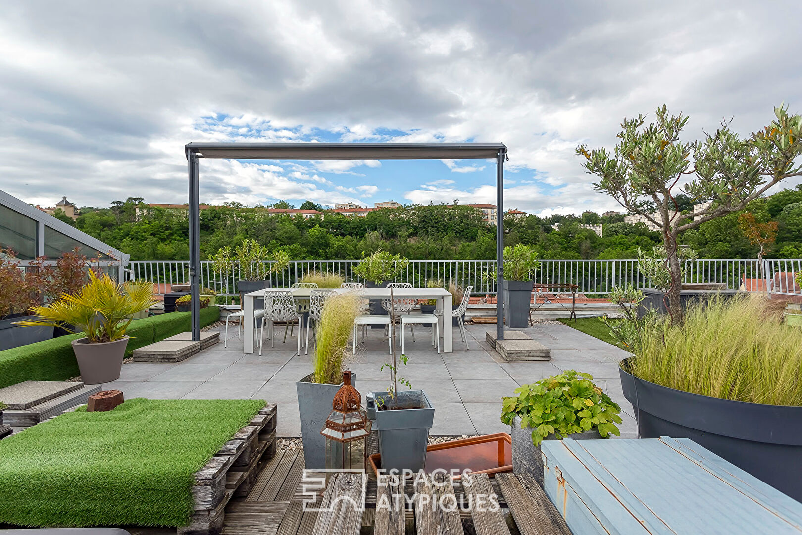 A unique living space, somewhere between a loft and a house, on the outskirts of Lyon.