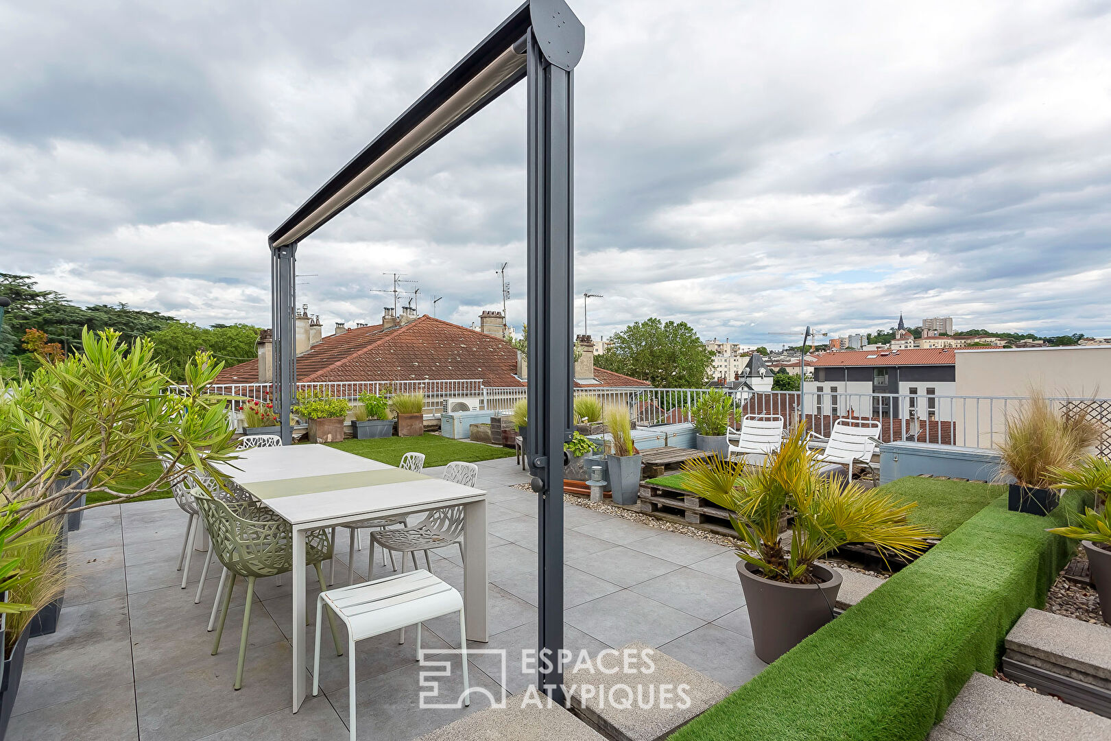A unique living space, somewhere between a loft and a house, on the outskirts of Lyon.