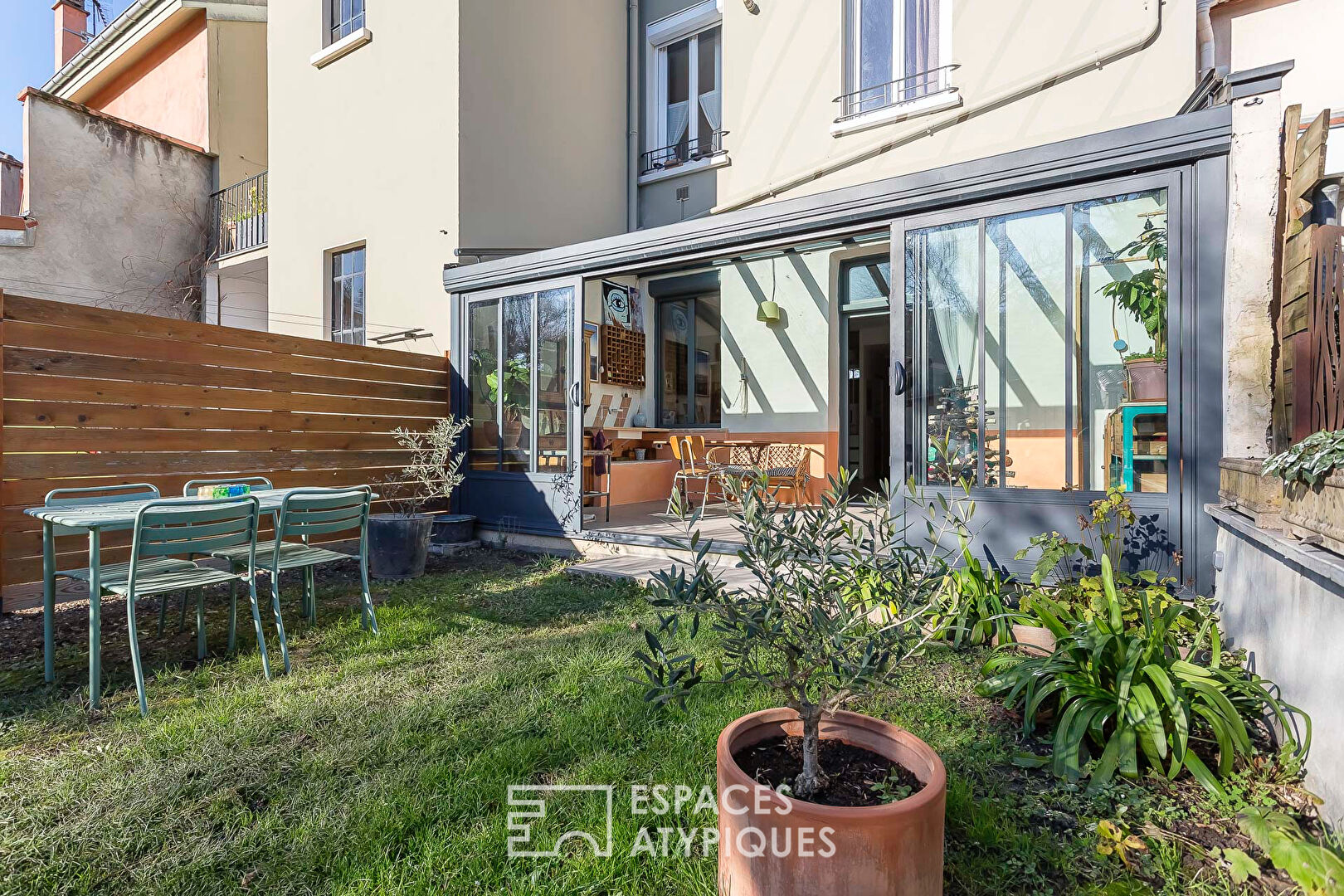Appartement en rez de jardin esprit maison avec véranda
