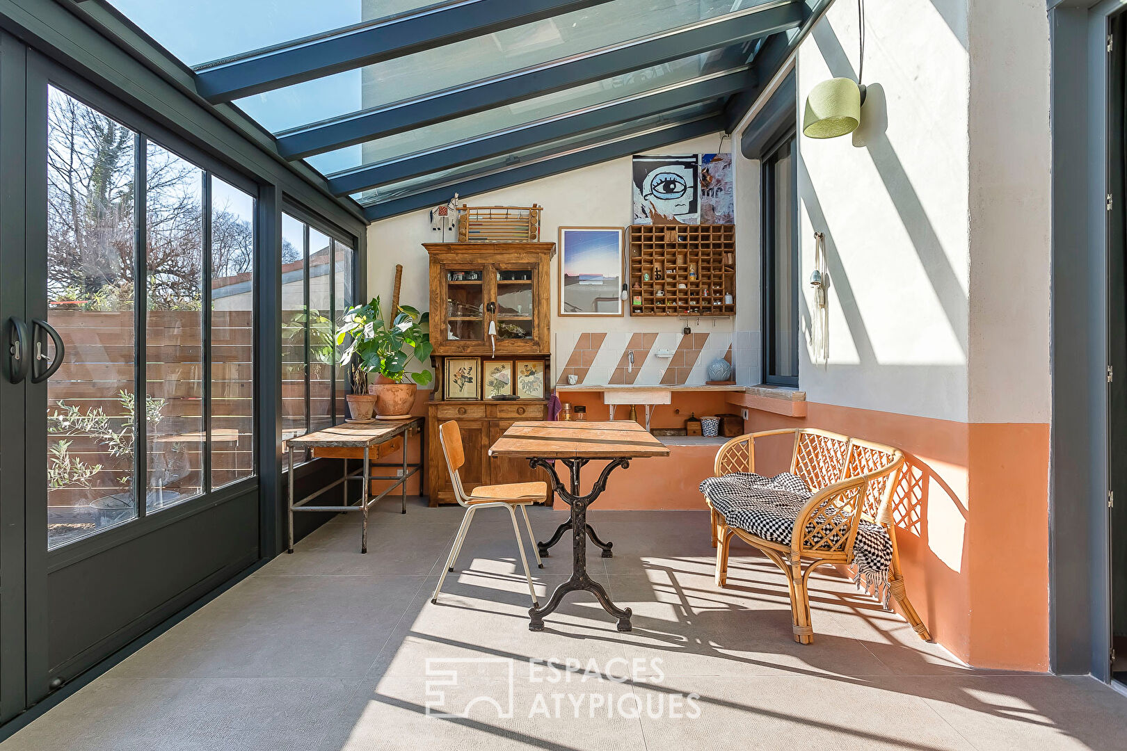 Appartement en rez de jardin esprit maison avec véranda