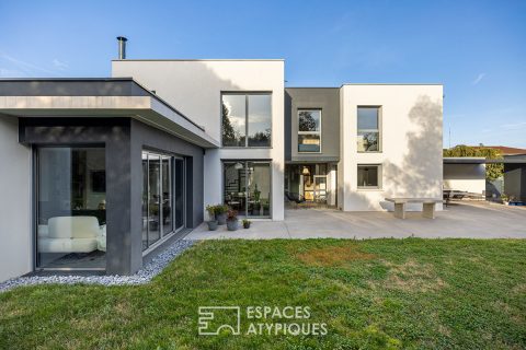 Contemporaine d&rsquo;architecte avec piscine à Saint-Laurent-De-Mure