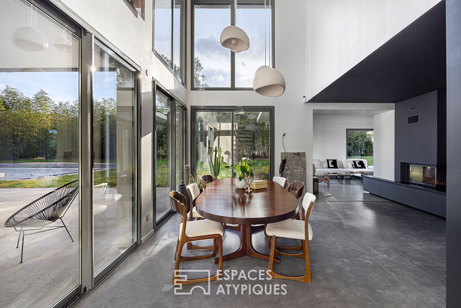 Contemporaine d&rsquo;architecte avec piscine à Saint-Laurent-De-Mure