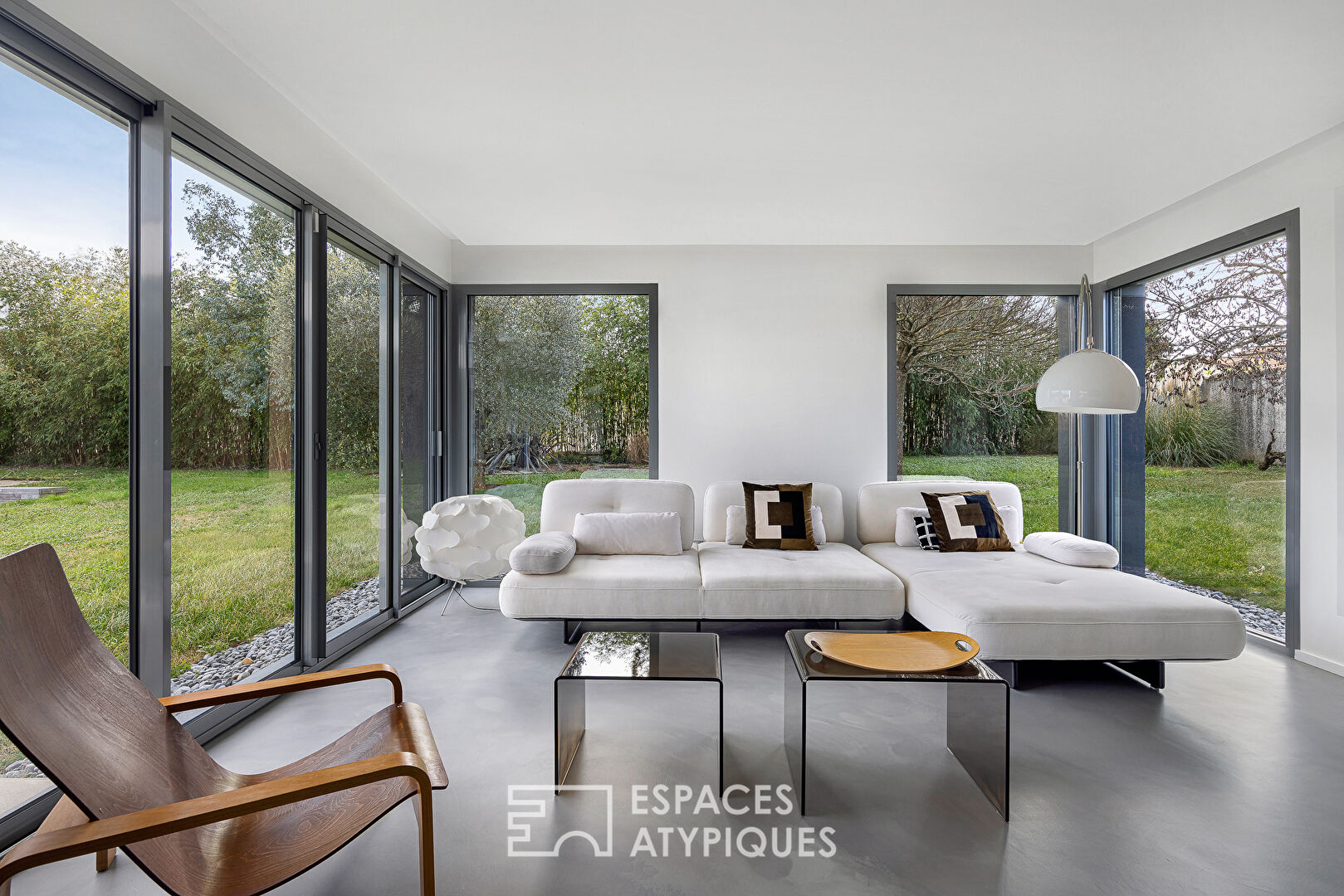 Contemporaine d&rsquo;architecte avec piscine à Saint-Laurent-De-Mure