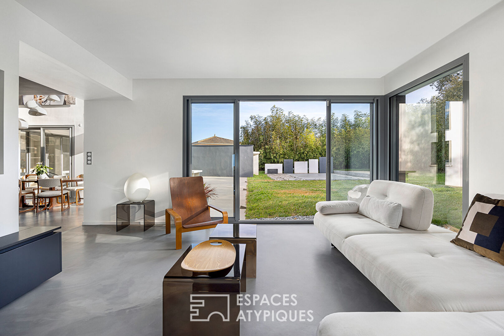 Contemporaine d&rsquo;architecte avec piscine à Saint-Laurent-De-Mure