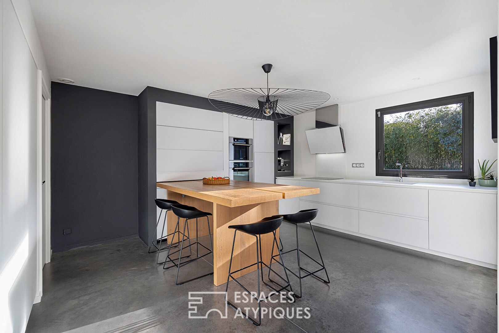 Contemporaine d&rsquo;architecte avec piscine à Saint-Laurent-De-Mure