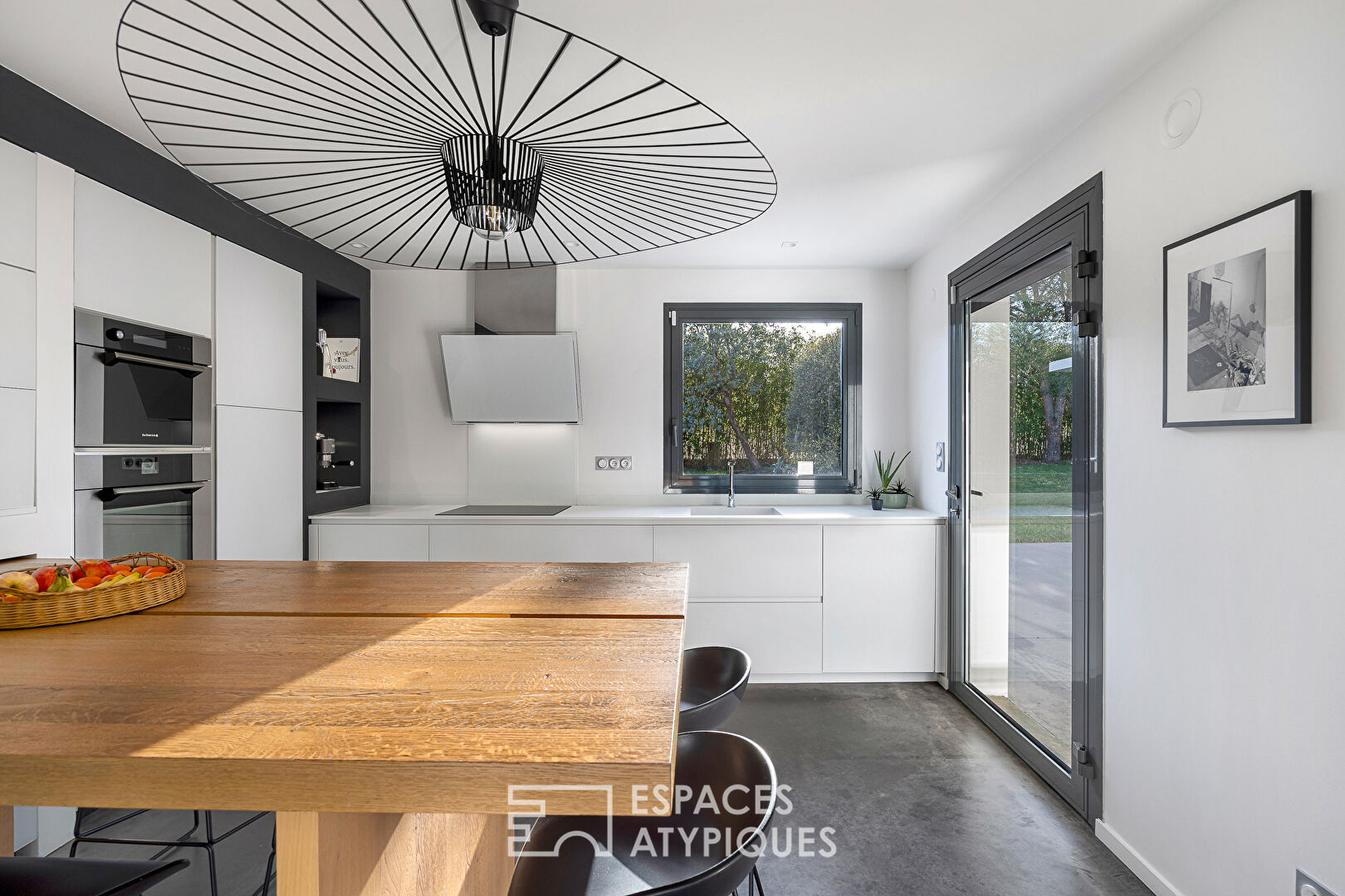 Contemporaine d&rsquo;architecte avec piscine à Saint-Laurent-De-Mure