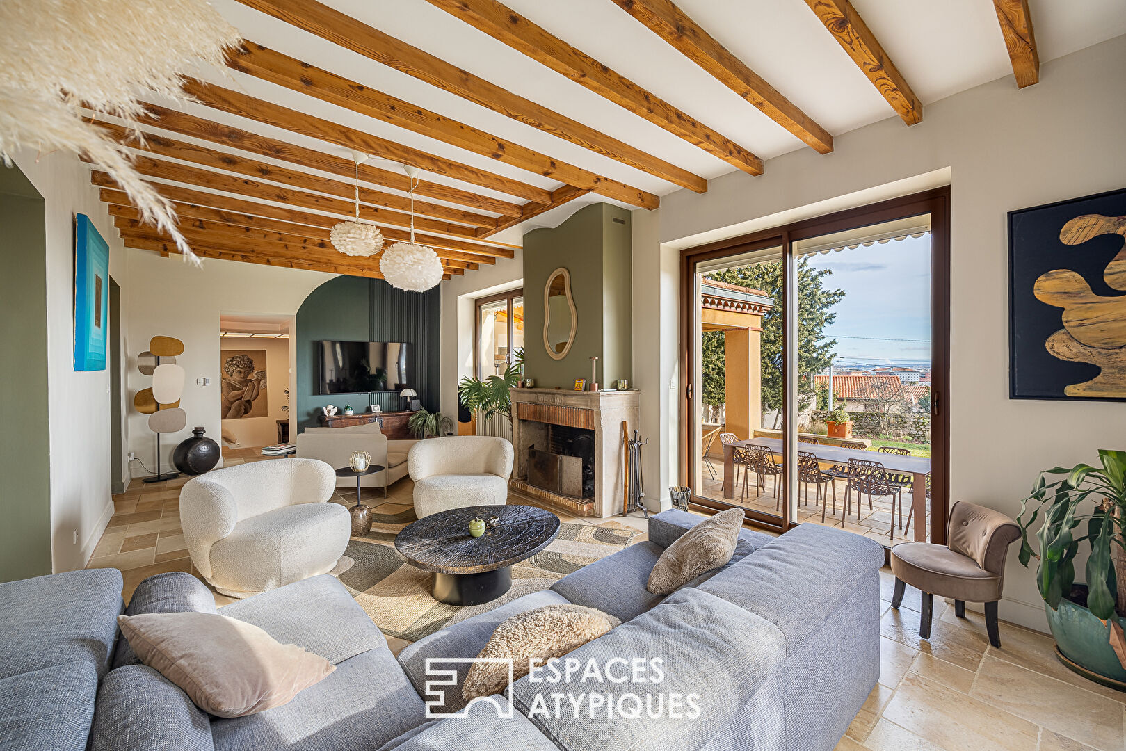 Ancienne bastide rénovée avec piscine et vue