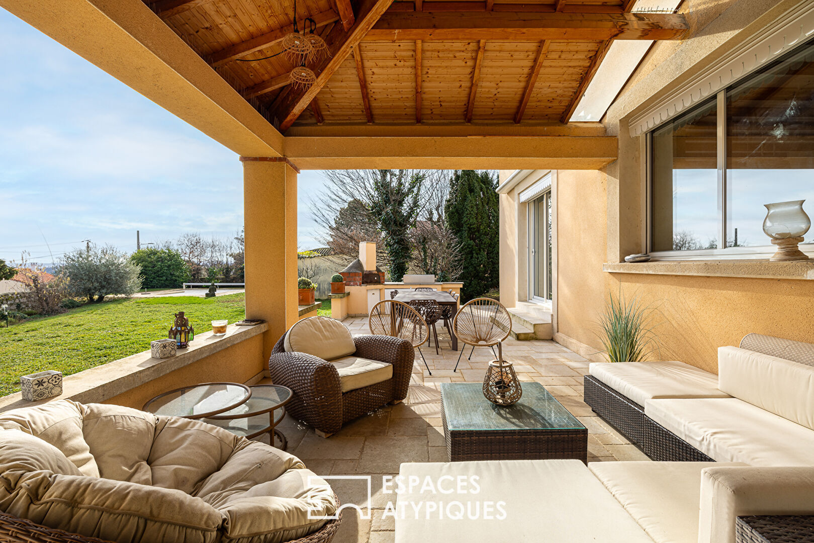 Ancienne bastide rénovée avec piscine et vue