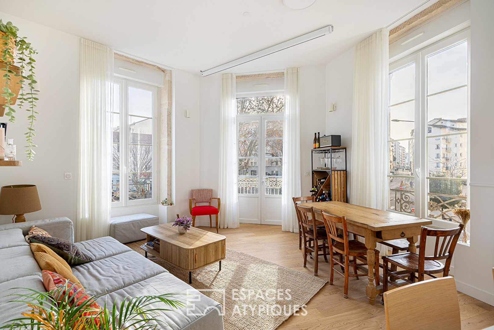 Ancien rénové avec balcon place Saint Louis