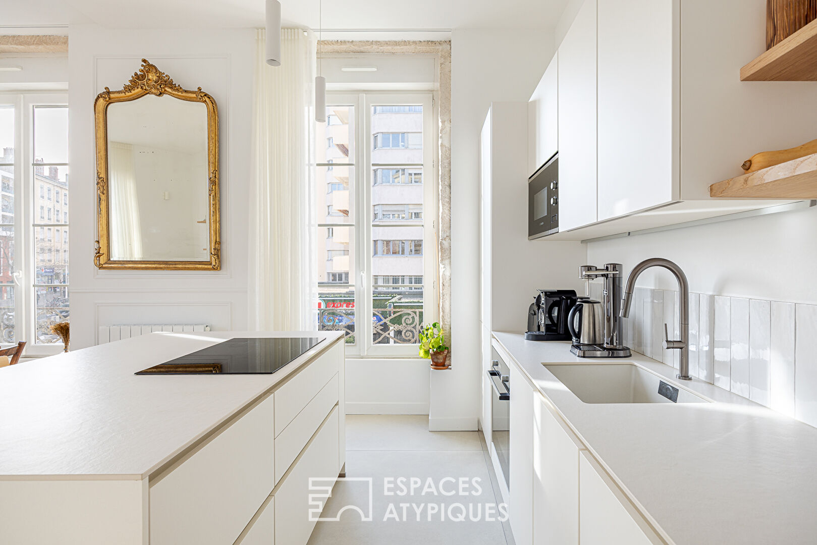 Ancien rénové avec balcon place Saint Louis