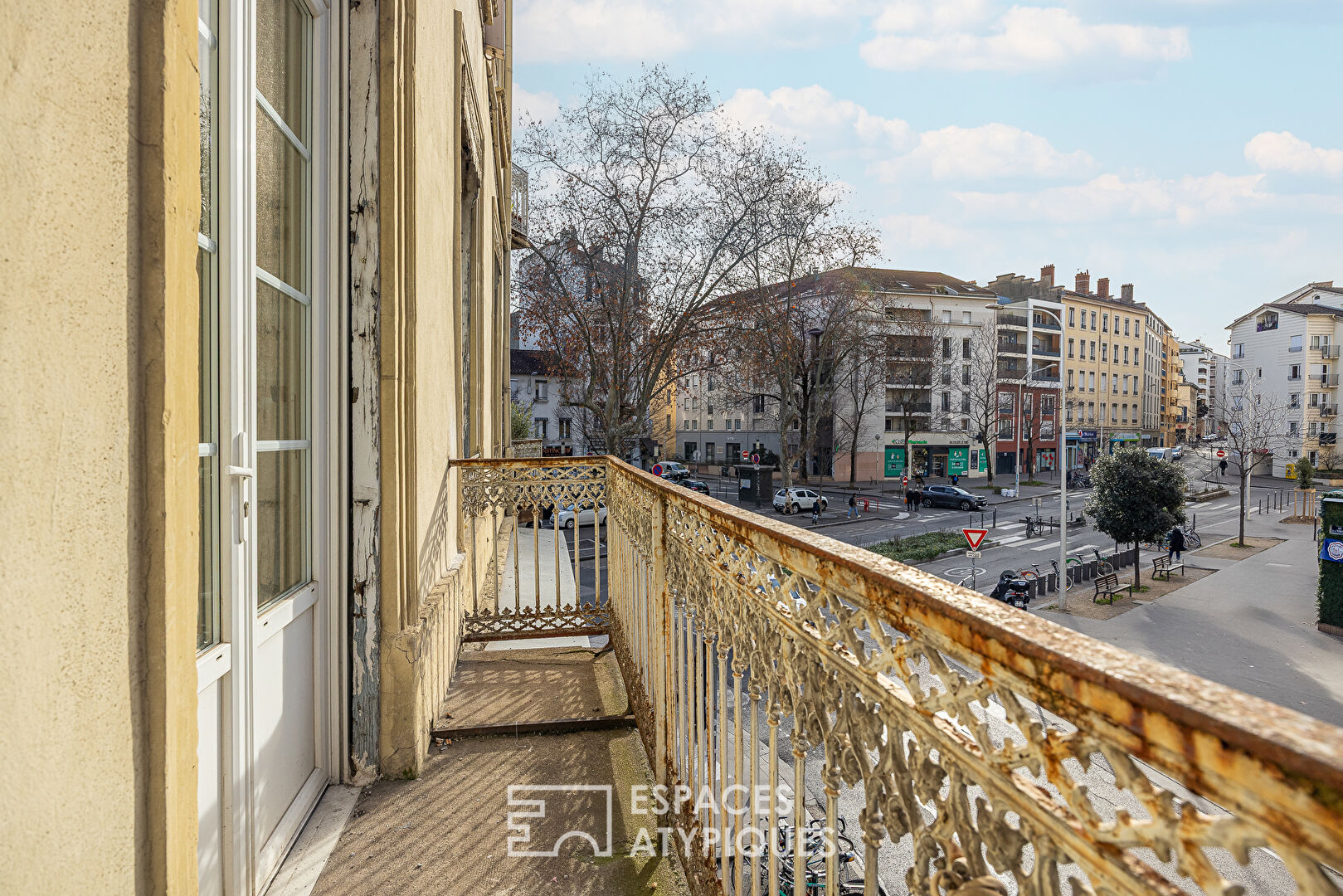 Ancien rénové avec balcon place Saint Louis