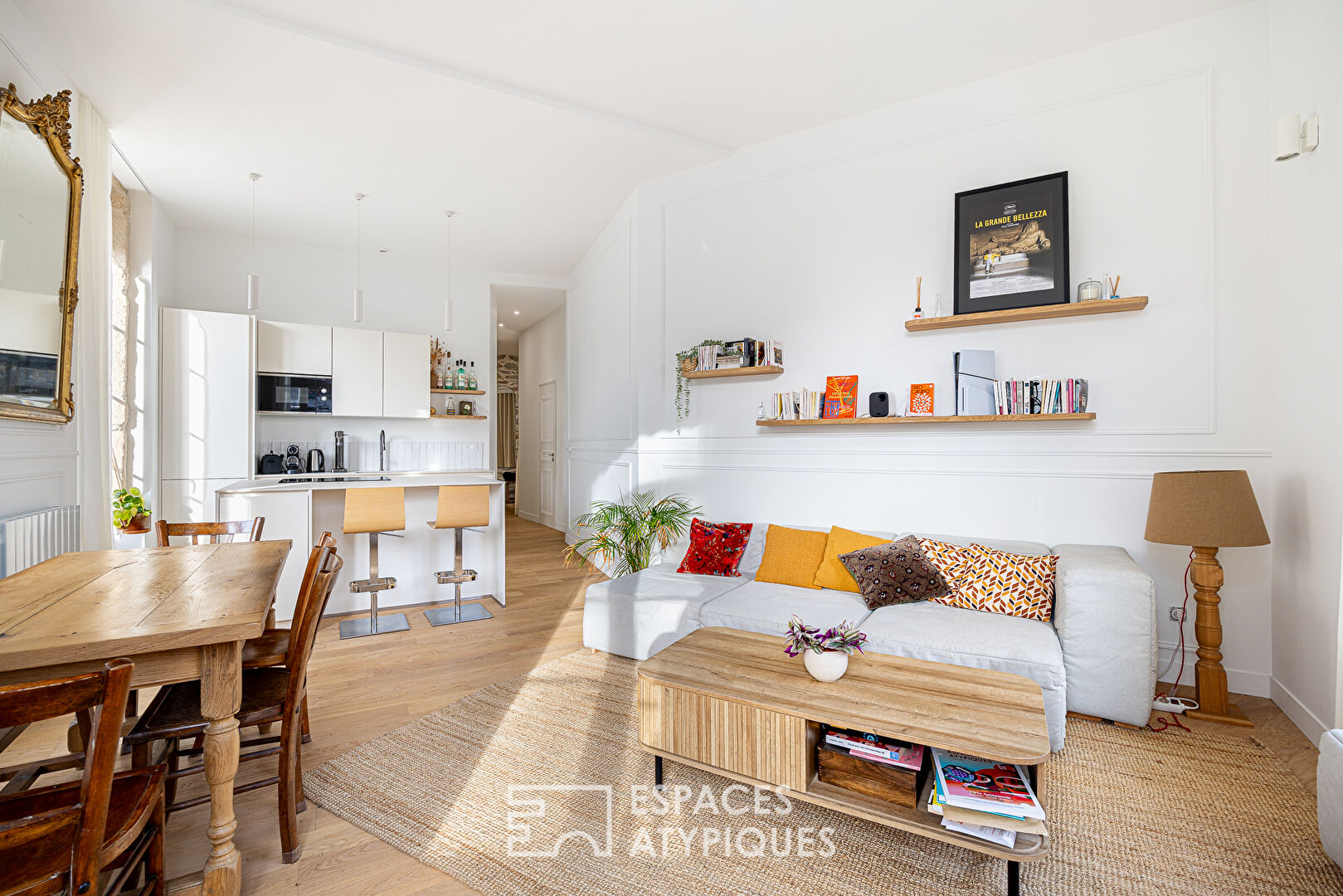 Ancien rénové avec balcon place Saint Louis