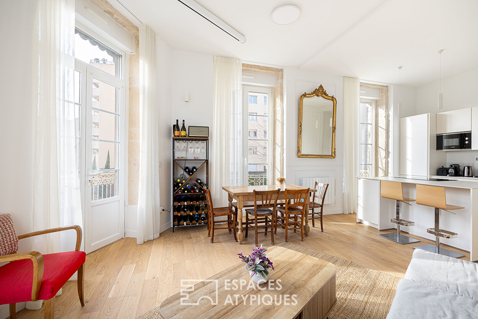 Ancien rénové avec balcon place Saint Louis