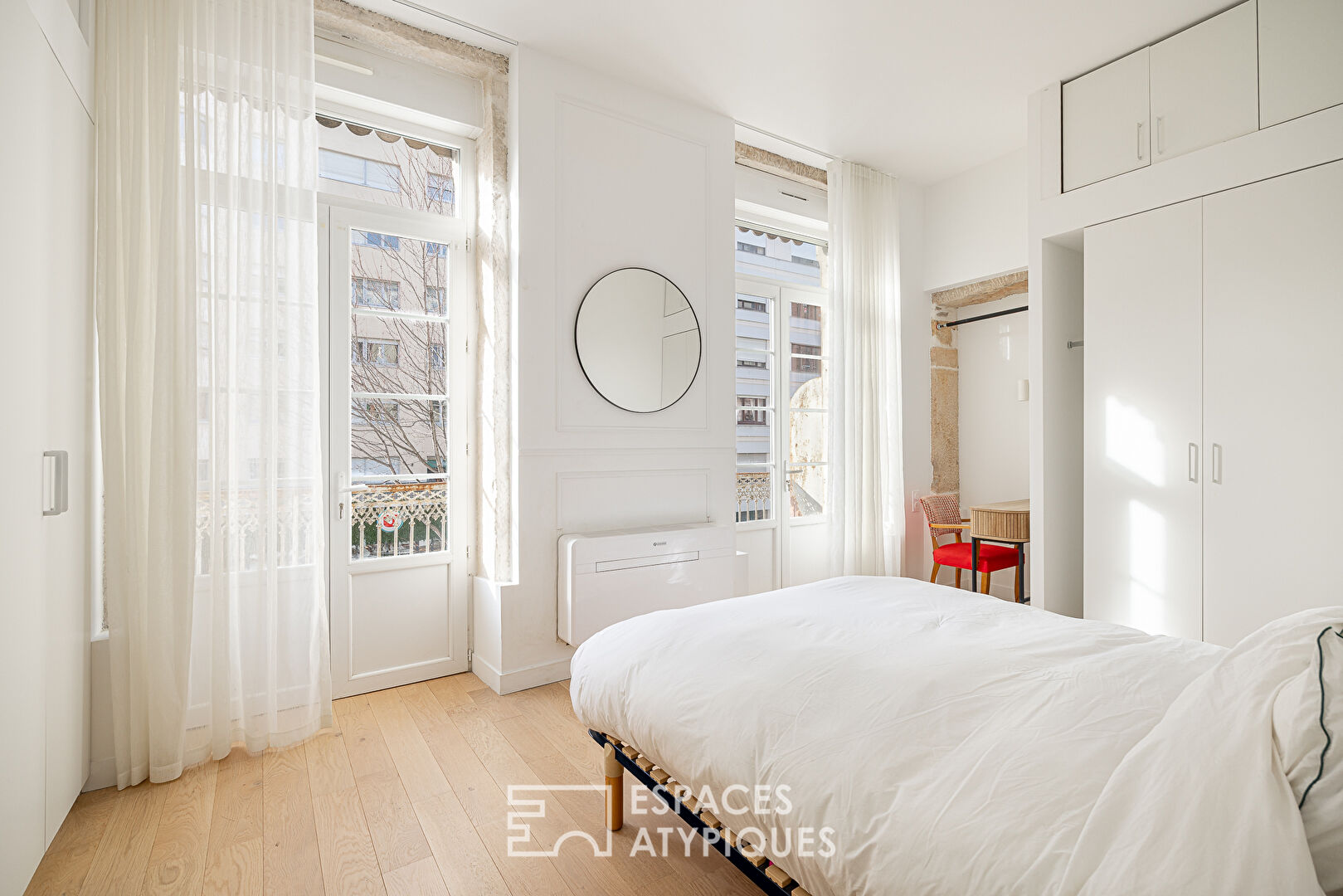 Ancien rénové avec balcon place Saint Louis