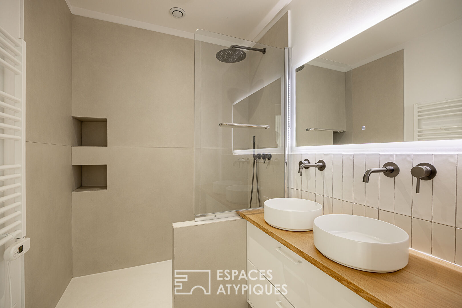 Ancien rénové avec balcon place Saint Louis