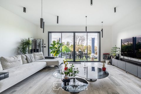 Maison contemporaine rénovée avec extension et toit-terrasse à Saint-Pierre-de-Chandieu