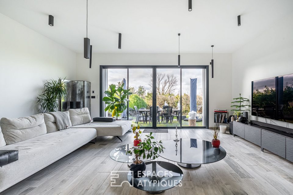 Maison contemporaine rénovée avec extension et toit-terrasse à Saint-Pierre-de-Chandieu