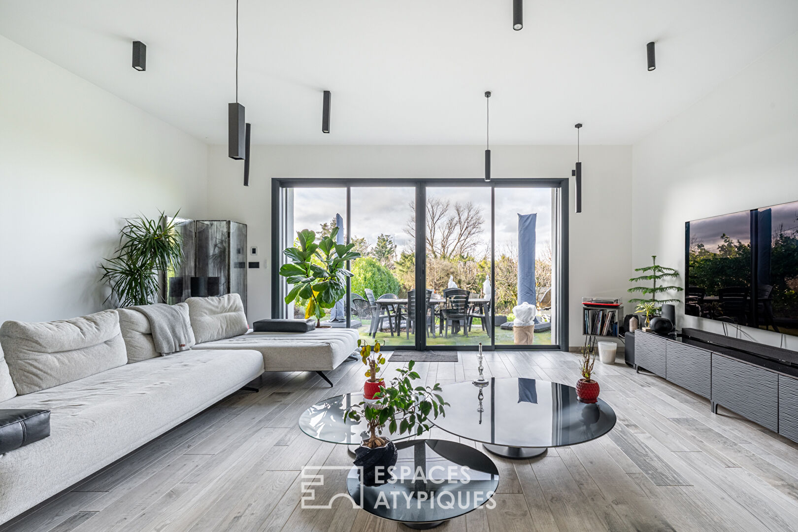 Maison contemporaine rénovée avec extension et toit-terrasse à Saint-Pierre-de-Chandieu