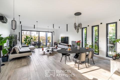 Maison contemporaine rénovée avec extension et toit-terrasse à Saint-Pierre-de-Chandieu