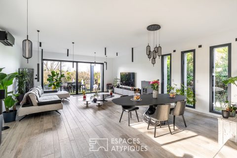 Maison contemporaine rénovée avec extension et toit-terrasse à Saint-Pierre-de-Chandieu