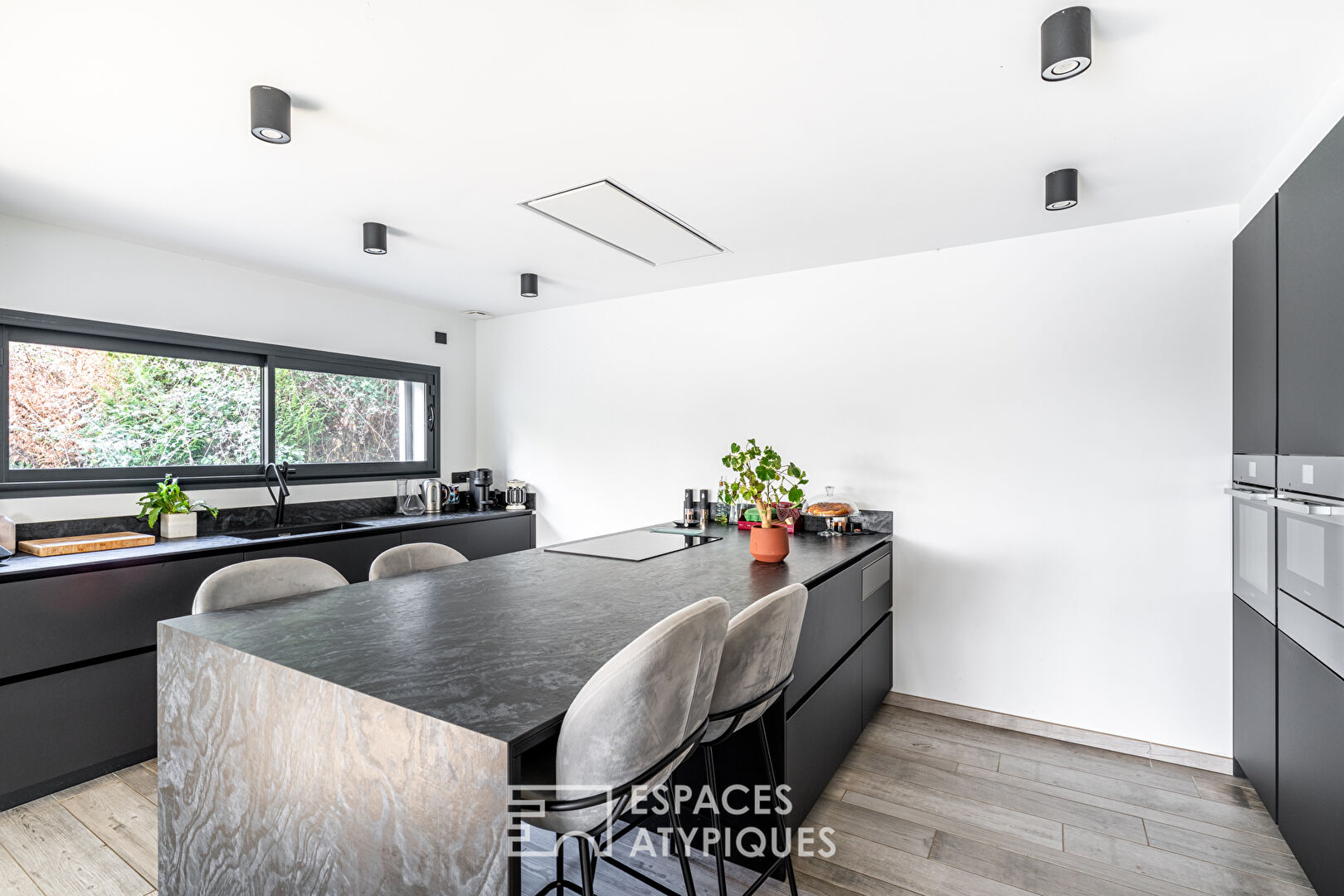 Maison contemporaine rénovée avec extension et toit-terrasse à Saint-Pierre-de-Chandieu