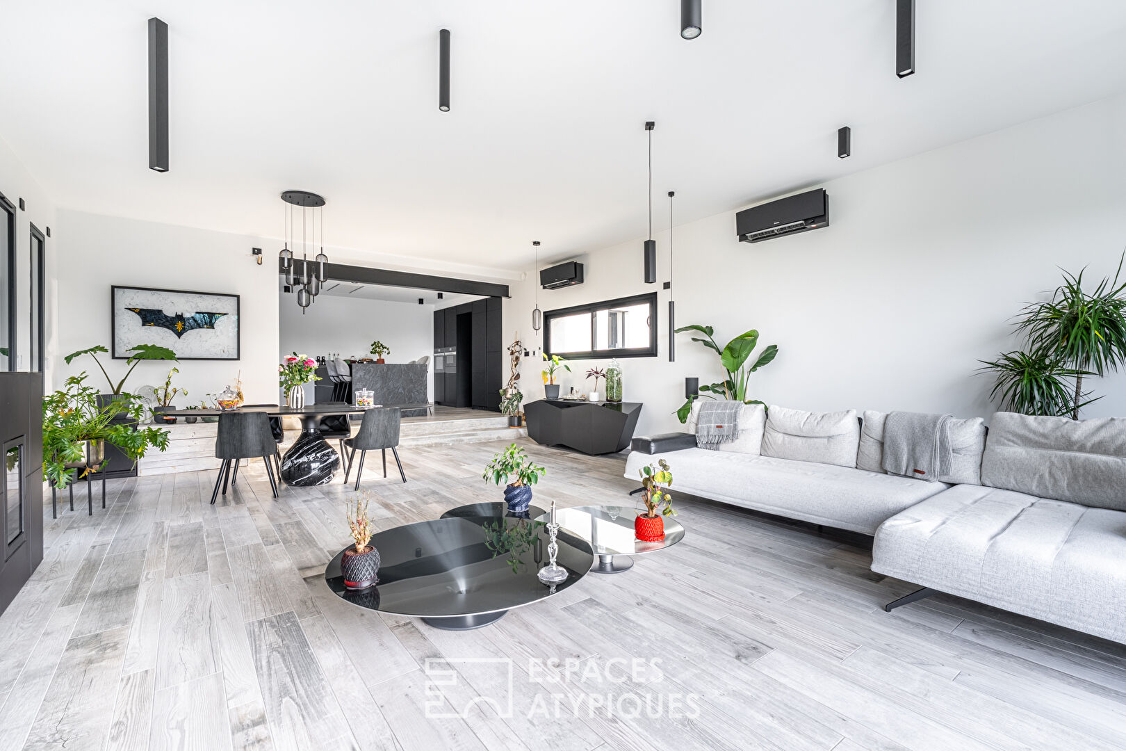 Maison contemporaine rénovée avec extension et toit-terrasse à Saint-Pierre-de-Chandieu