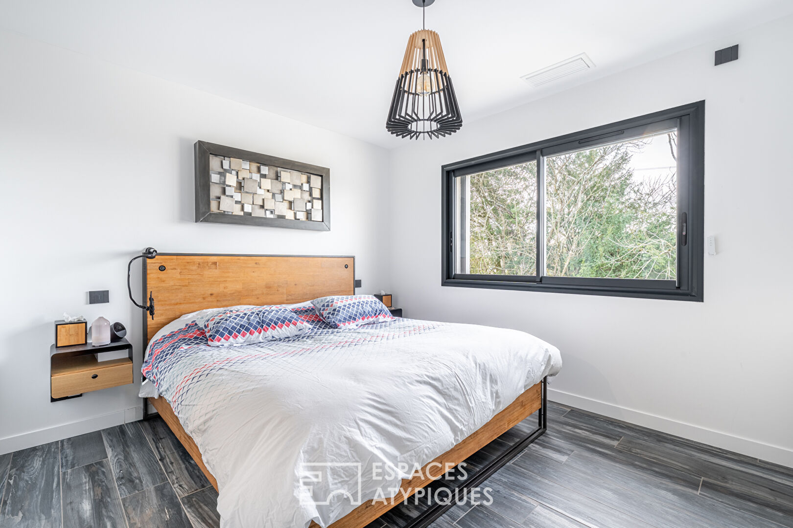 Maison contemporaine rénovée avec extension et toit-terrasse à Saint-Pierre-de-Chandieu