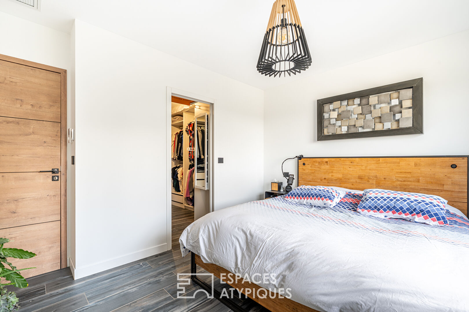 Maison contemporaine rénovée avec extension et toit-terrasse à Saint-Pierre-de-Chandieu