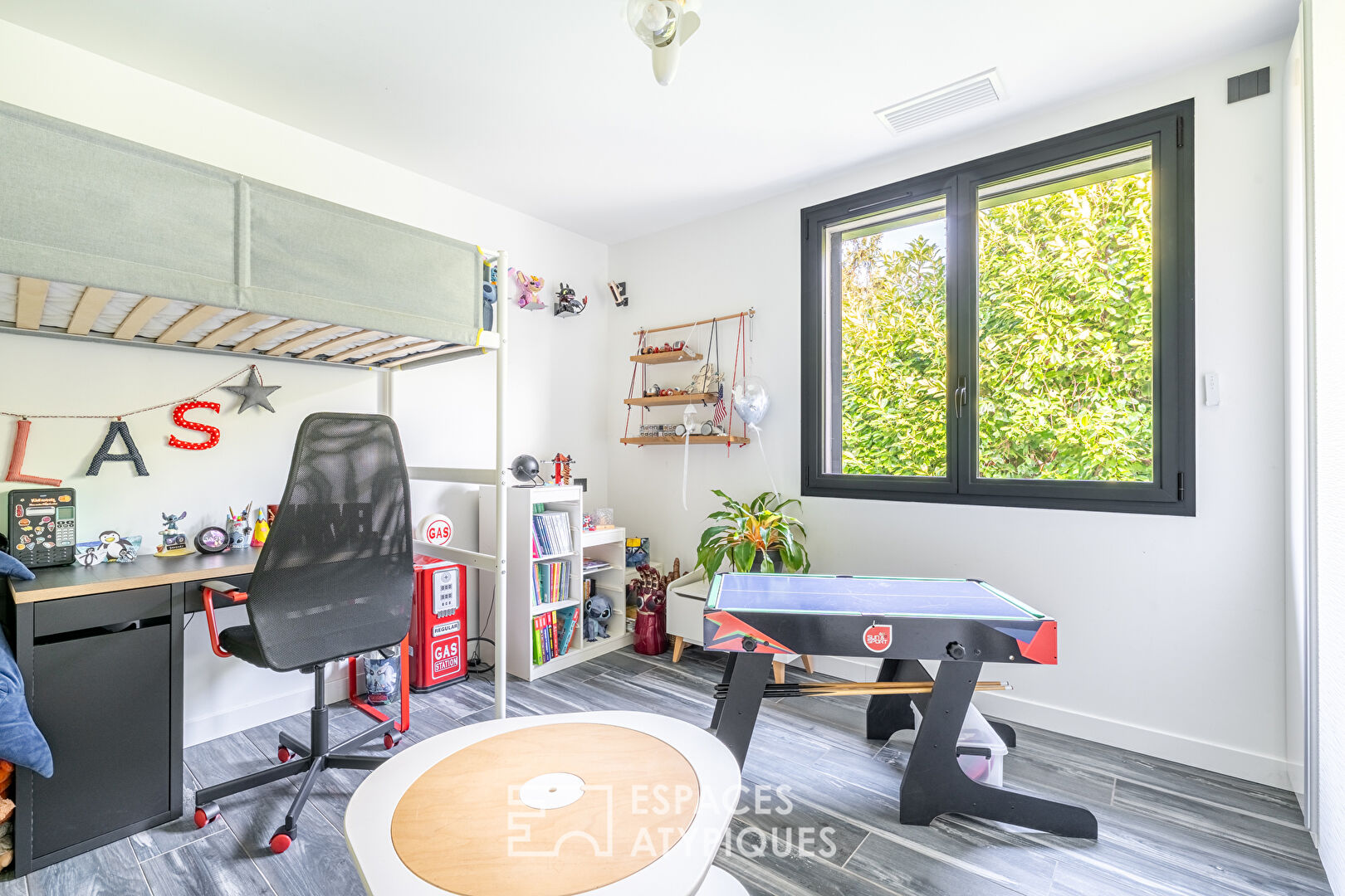 Maison contemporaine rénovée avec extension et toit-terrasse à Saint-Pierre-de-Chandieu