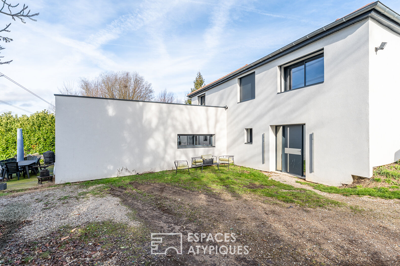 Maison contemporaine rénovée avec extension et toit-terrasse à Saint-Pierre-de-Chandieu
