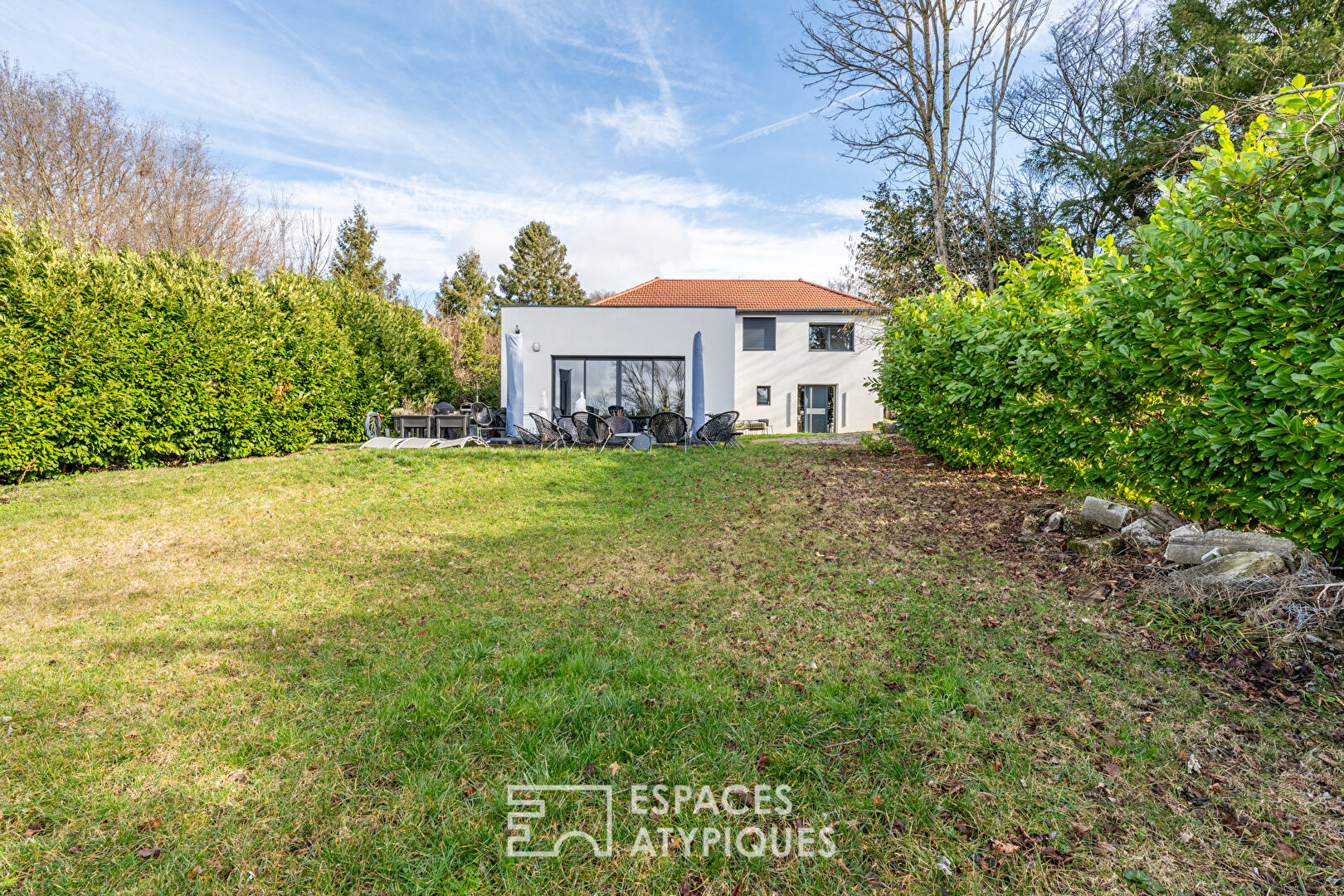 Maison contemporaine rénovée avec extension et toit-terrasse à Saint-Pierre-de-Chandieu