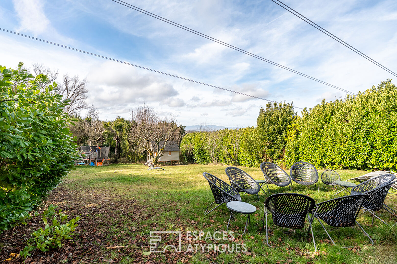 Maison contemporaine rénovée avec extension et toit-terrasse à Saint-Pierre-de-Chandieu