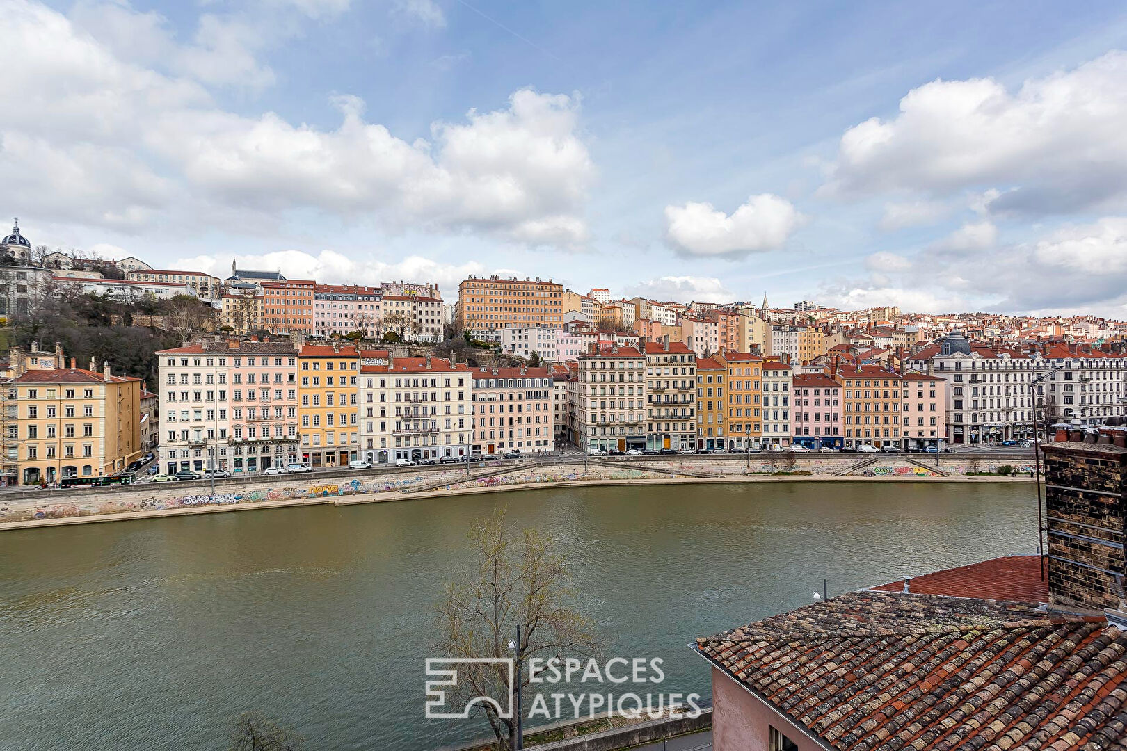 Duplex de caractère au dernier étage avec ascenseur et vue Saône