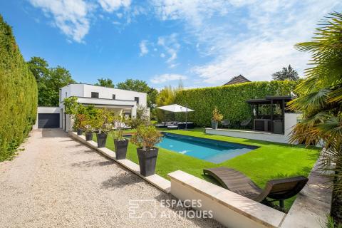 Maison contemporaine dans un écrin de verdure avec piscine