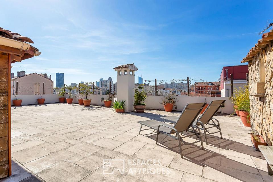 Aux portes du 6ème : T4 rénové en dernier étage avec une terrasse plein ciel de 122m2