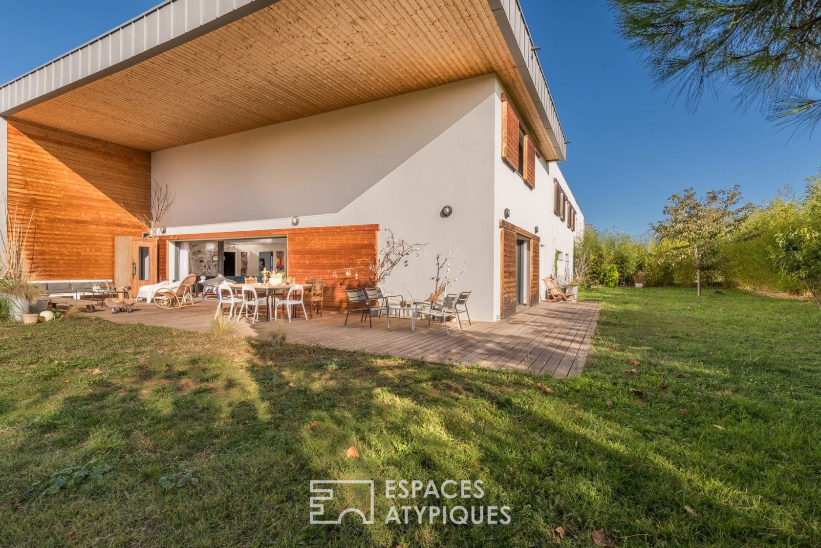 Maison contemporaine avec bureaux et atelier