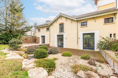 Maison de caractère rénovée avec cour et jardin au sein d&rsquo;une propriété du XIXe siècle