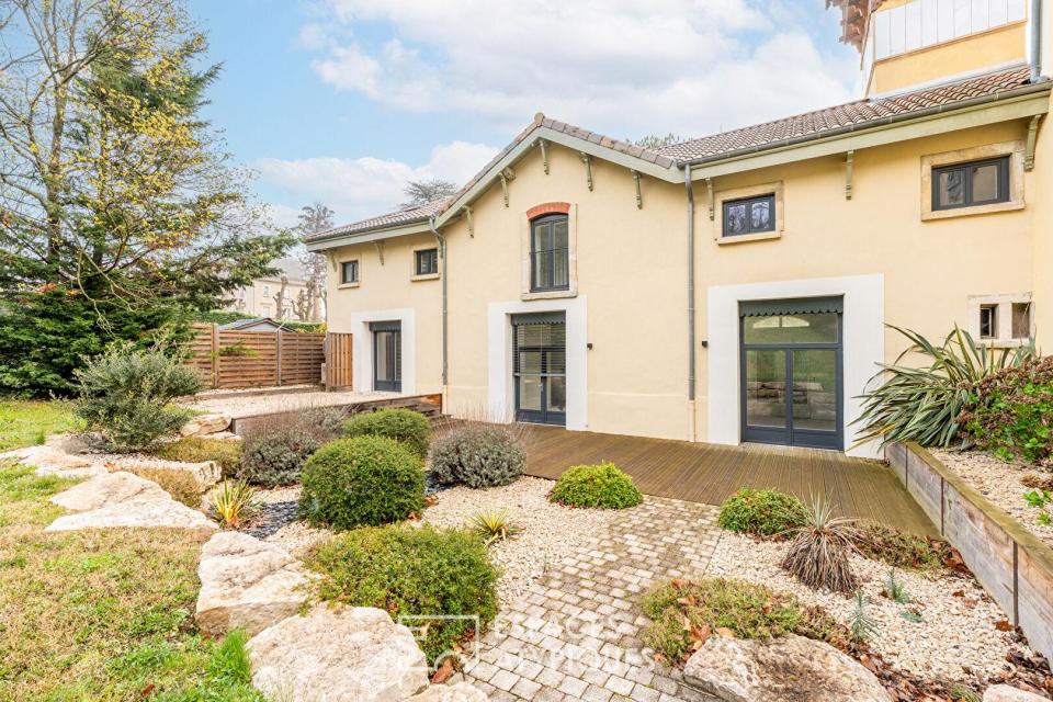 Maison de caractère rénovée avec cour et jardin au sein d'une propriété du XIXe siècle