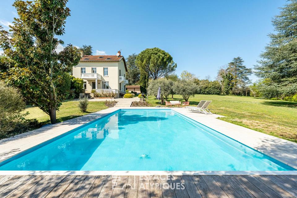 Maison des années 20 rénovée avec piscine au coeur d'un parc arboré