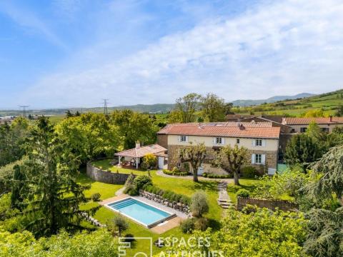 Ancien corps de ferme rénové avec piscine dans un environnement exceptionnel