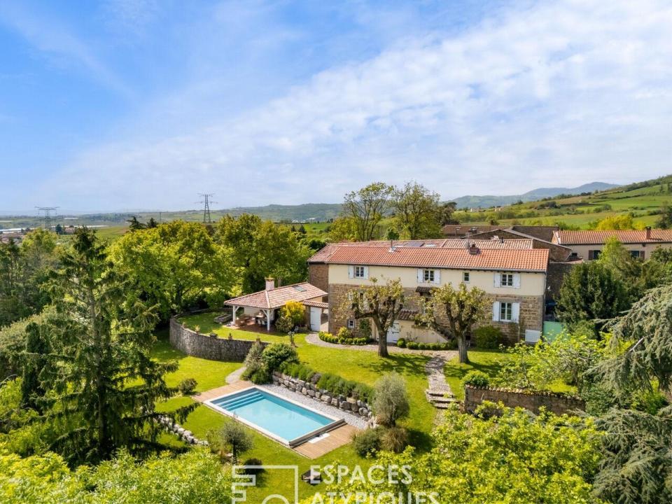 Ancien corps de ferme rénové avec piscine dans un environnement exceptionnel