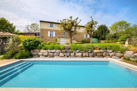 Ancien corps de ferme rénové avec piscine dans un environnement exceptionnel