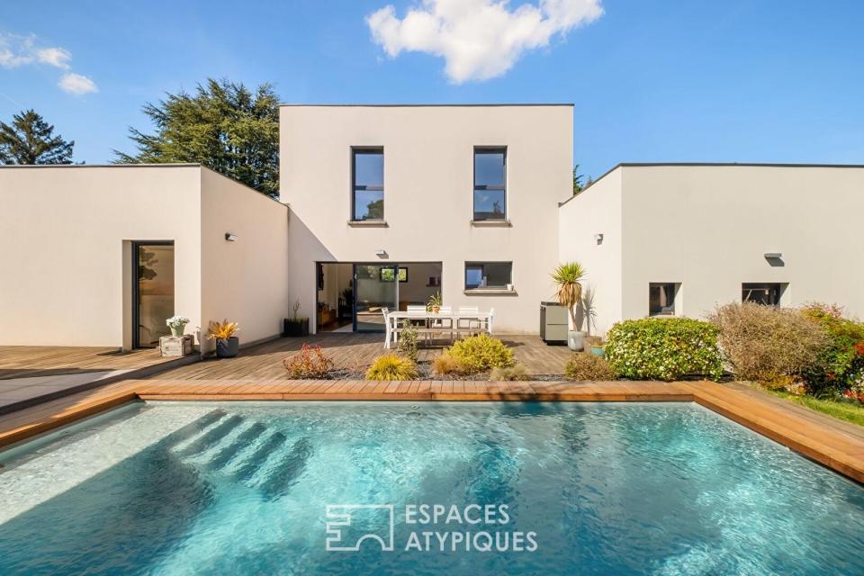Maison contemporaine avec piscine et jardin paysagé au calme
