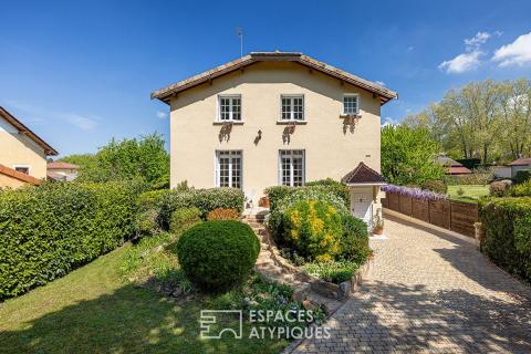 Ecrin de sérénité en bord de piscine, aux portes de Lyon