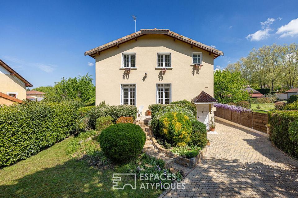 Ecrin de sérénité en bord de piscine, aux portes de Lyon