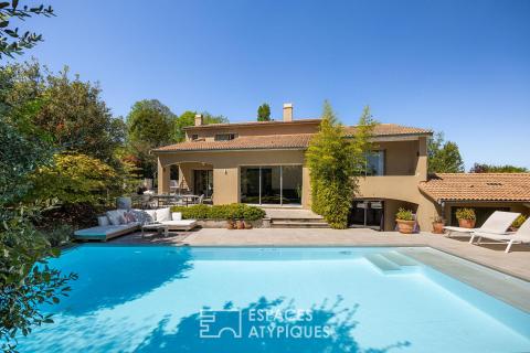 Maison d&rsquo;architecte rénovée avec piscine au coeur d&rsquo;un domaine privé à Saint-Genis-Laval