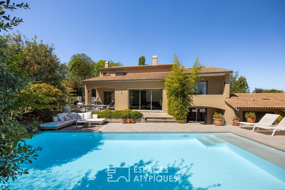 Maison d'architecte rénovée avec piscine au coeur d'un domaine privé à Saint-Genis-Laval